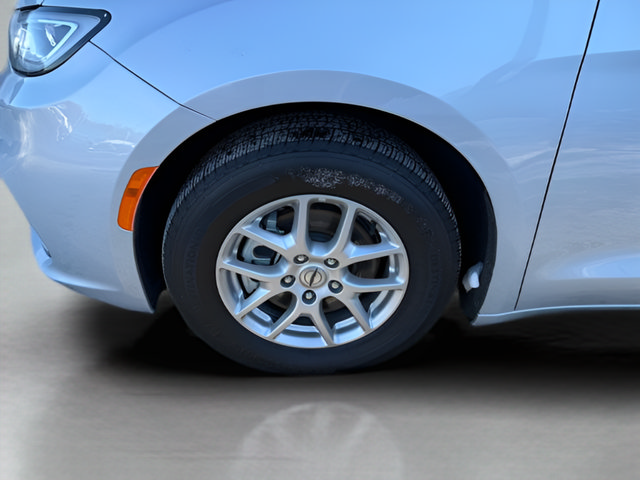 Used 2024 Chrysler Pacifica Touring-L FWD image 24