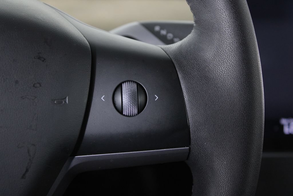 Used 2024 Tesla Model Y Long Range AWD/4WD image 26
