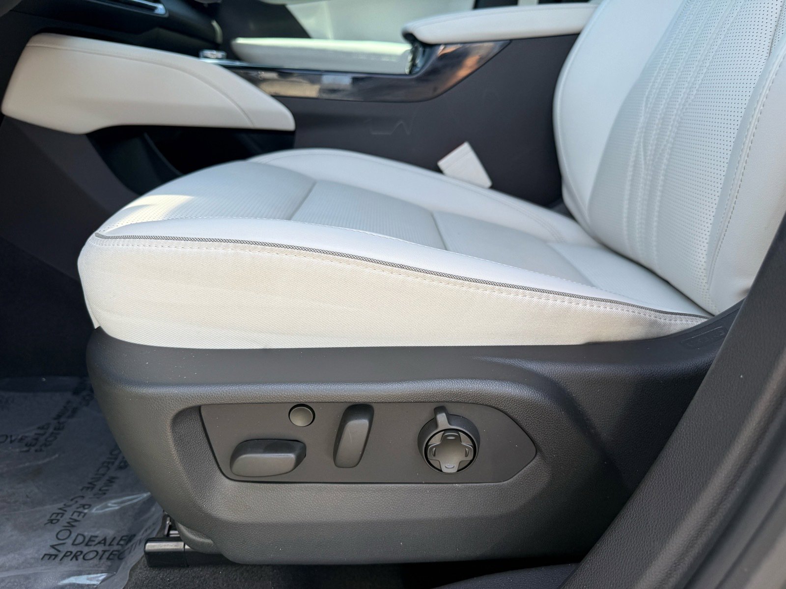 Used 2024 Buick Envision Avenir AWD/4WD image 10