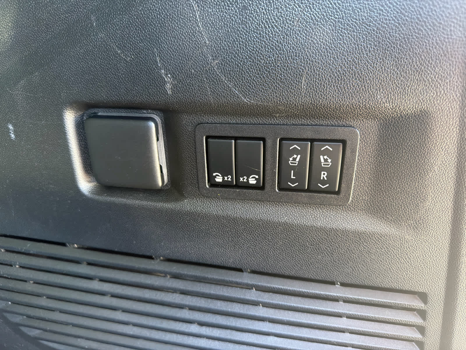 Used 2022 GMC Yukon Denali AWD/4WD image 35