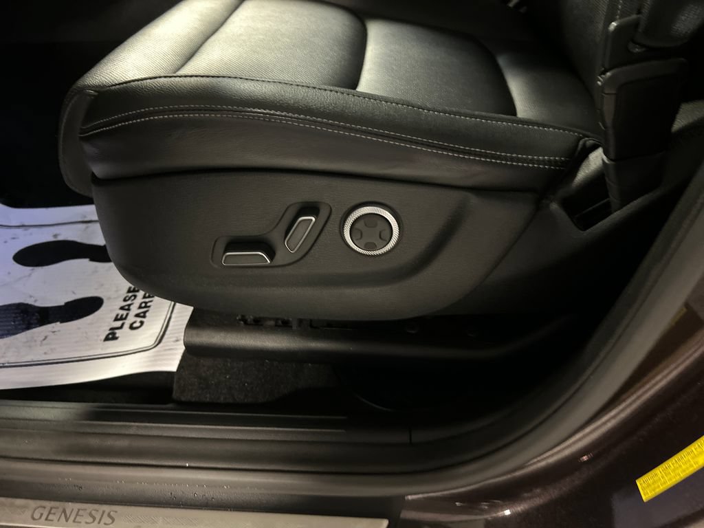 Used 2022 Genesis GV70 2.5T AWD/4WD image 11