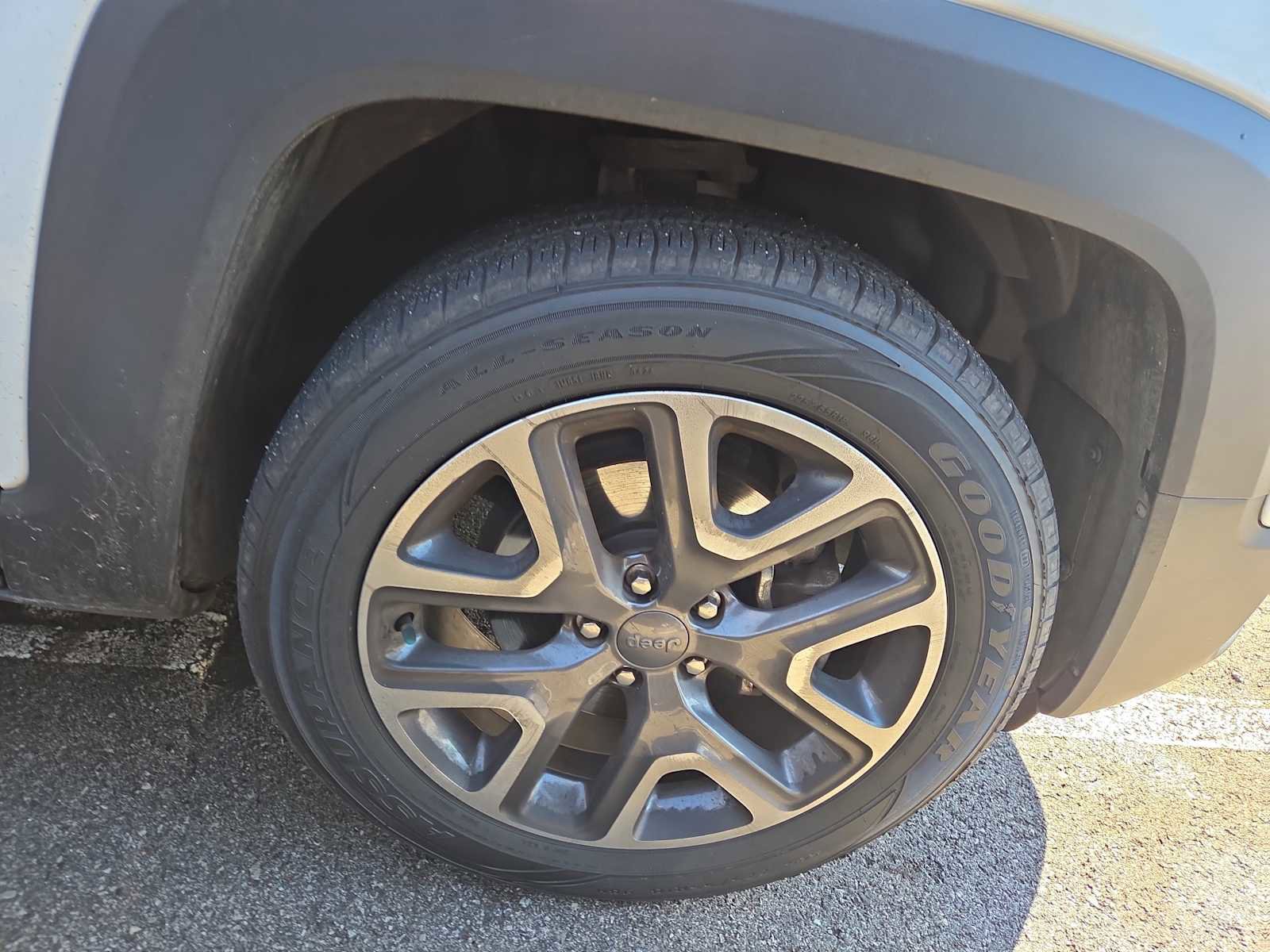 Used 2017 Jeep Renegade Latitude image 2