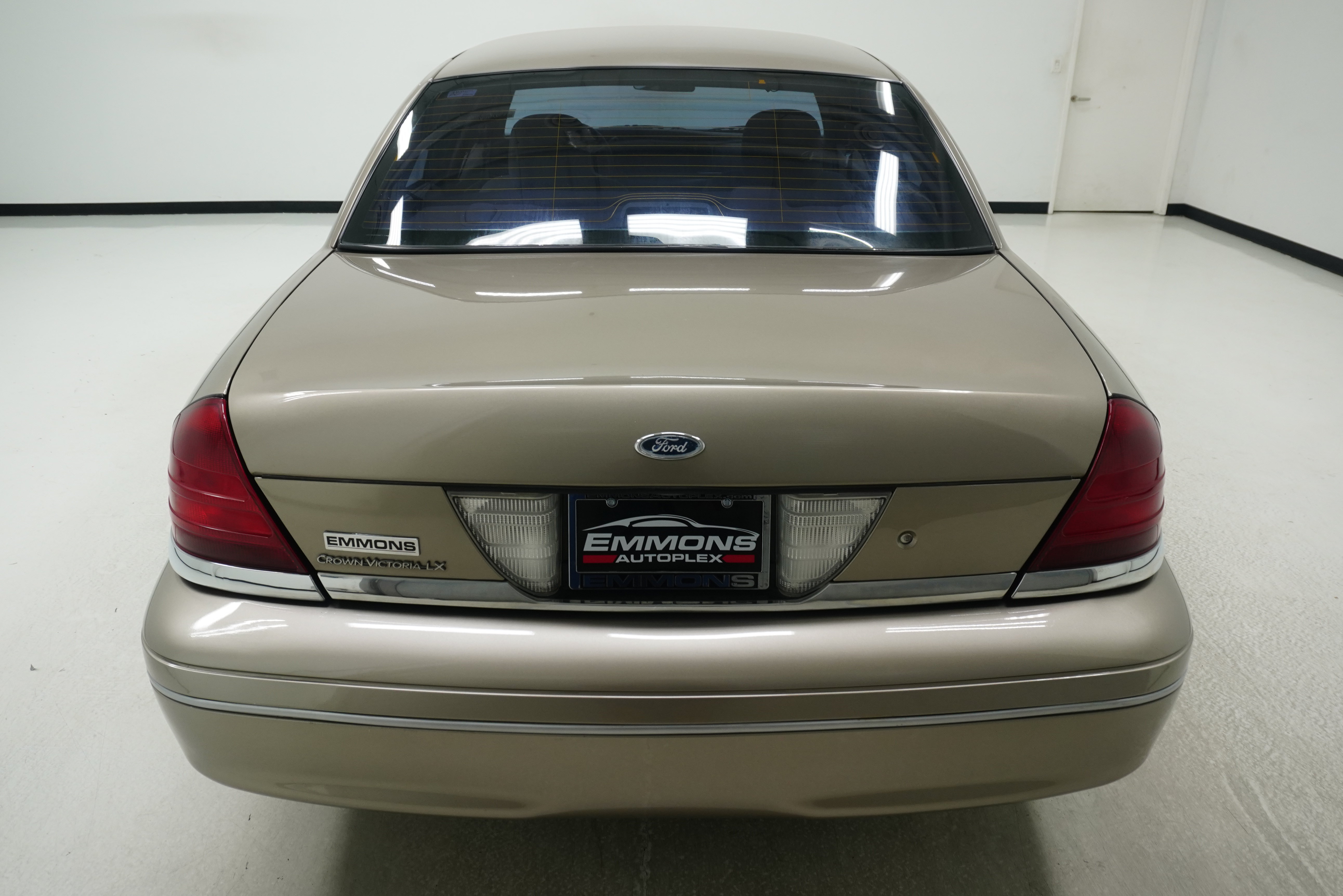 Used 2004 Ford Crown Victoria LX RWD image 3