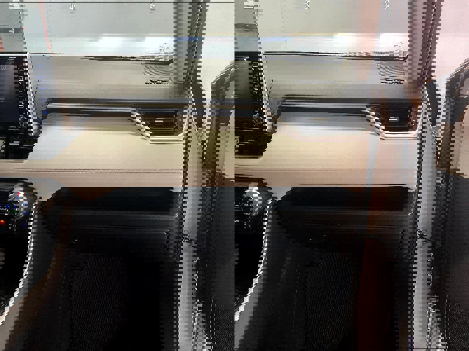 Used 2020 Toyota RAV4 XLE w/ Convenience Package image 17