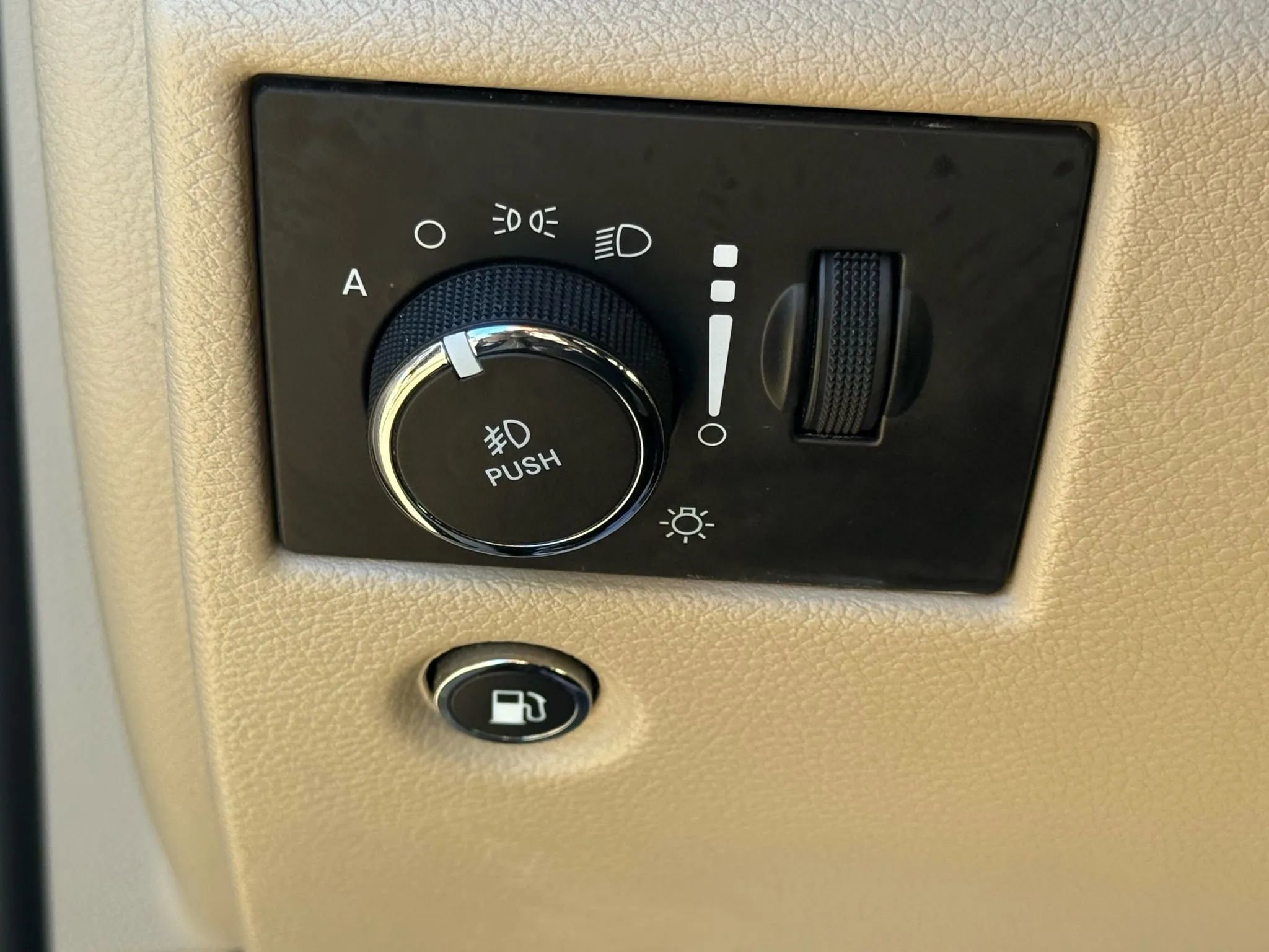 Used 2021 Jeep Grand Cherokee Laredo image 43