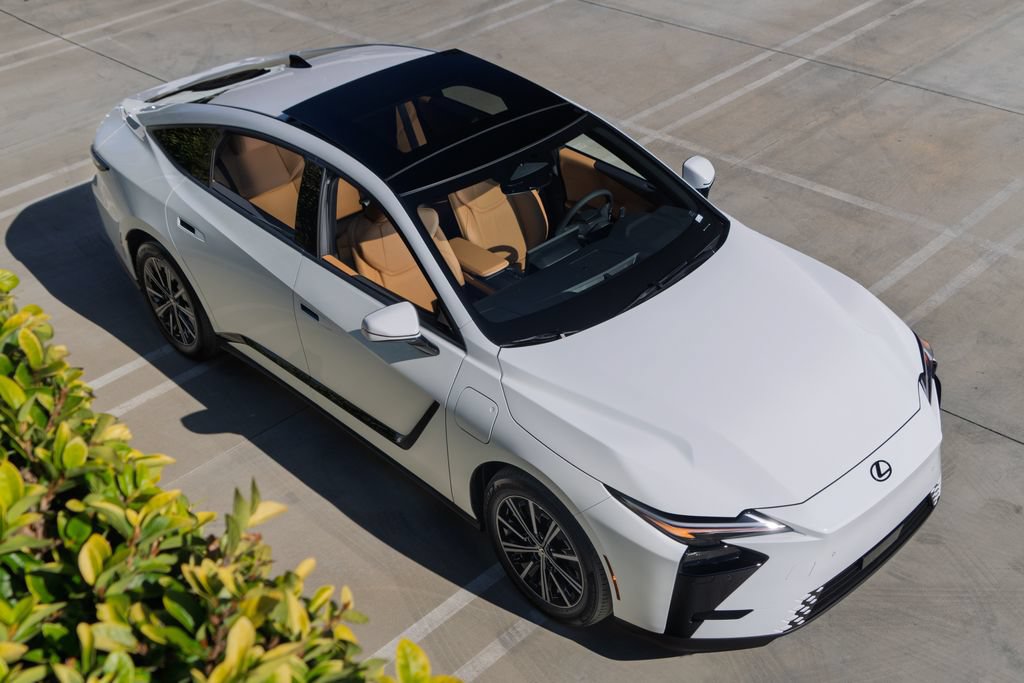 New 2026 Lexus ES 350e FWD image 2