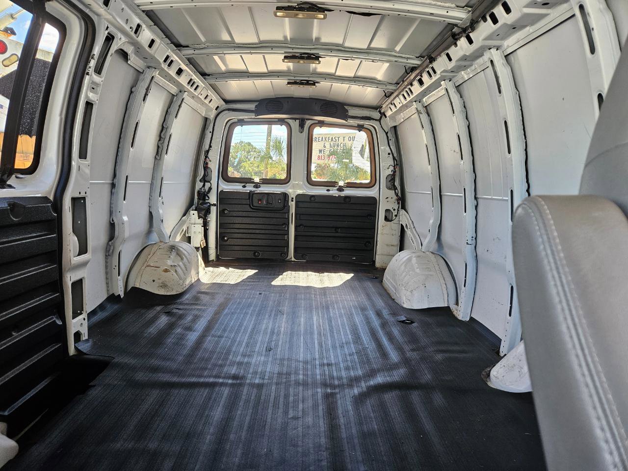 Used 2017 Chevrolet Express 3500 Extended RWD image 15