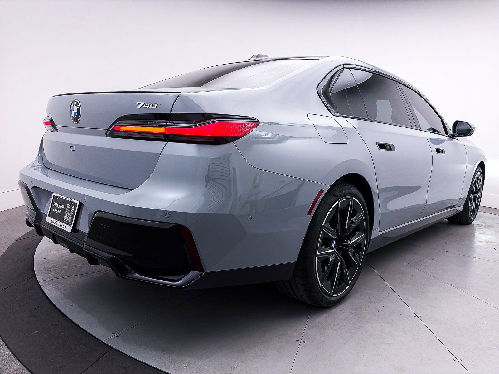 Used 2023 BMW 740i w/ Executive Package image 32