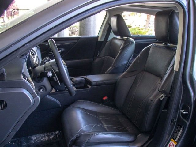 Used 2019 Lexus ES 350 Ultra Luxury w/ Accessory Package image 10