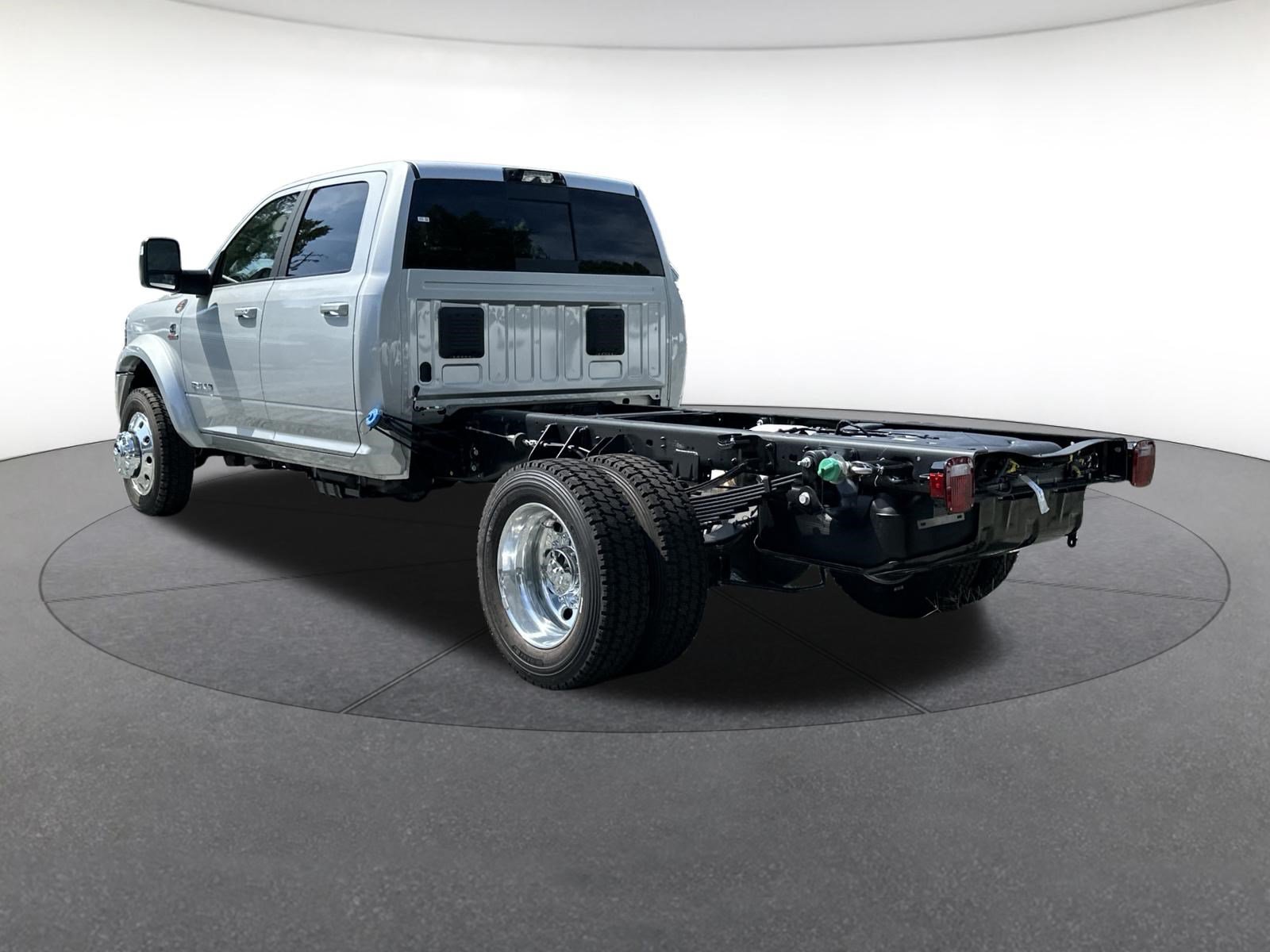 New 2027 RAM 4500 4x4 Crew Cab DRW w/ Laramie Trim Package image 3
