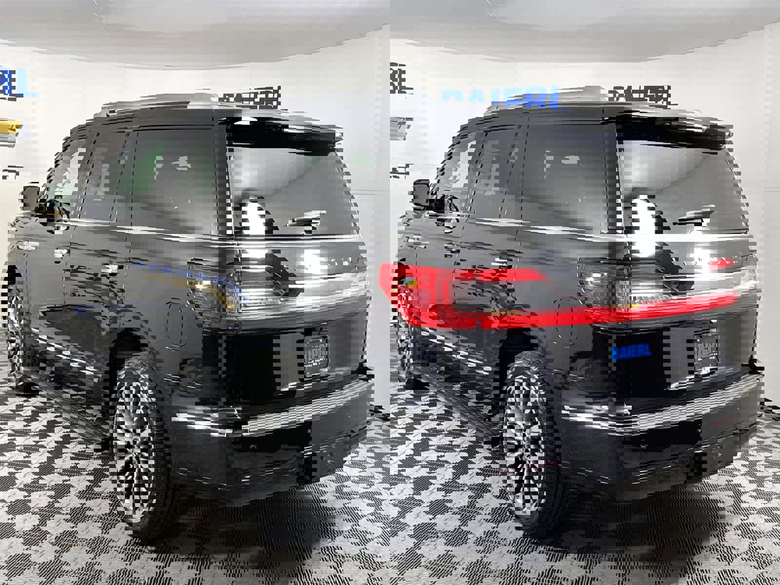 Used 2019 Lincoln Navigator Select image 3