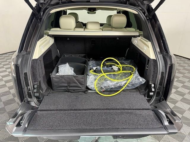 New 2025 Land Rover Range Rover SE image 17