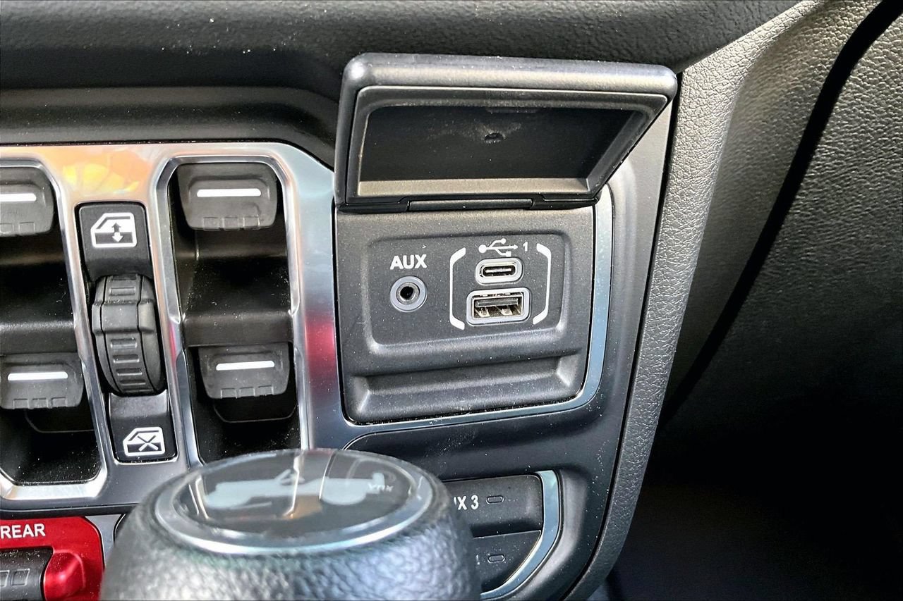 Used 2024 Jeep Wrangler Unlimited Rubicon w/ Technology Group AWD/4WD image 16