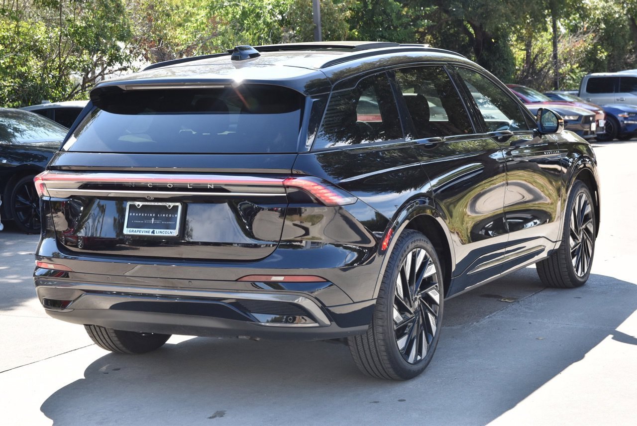 Certified 2025 Lincoln Nautilus Reserve w/ Jet Appearance Package AWD/4WD image 8