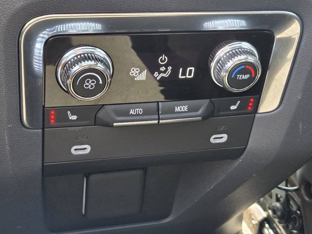 Used 2021 GMC Yukon XL Denali w/ Denali Premium Package image 13
