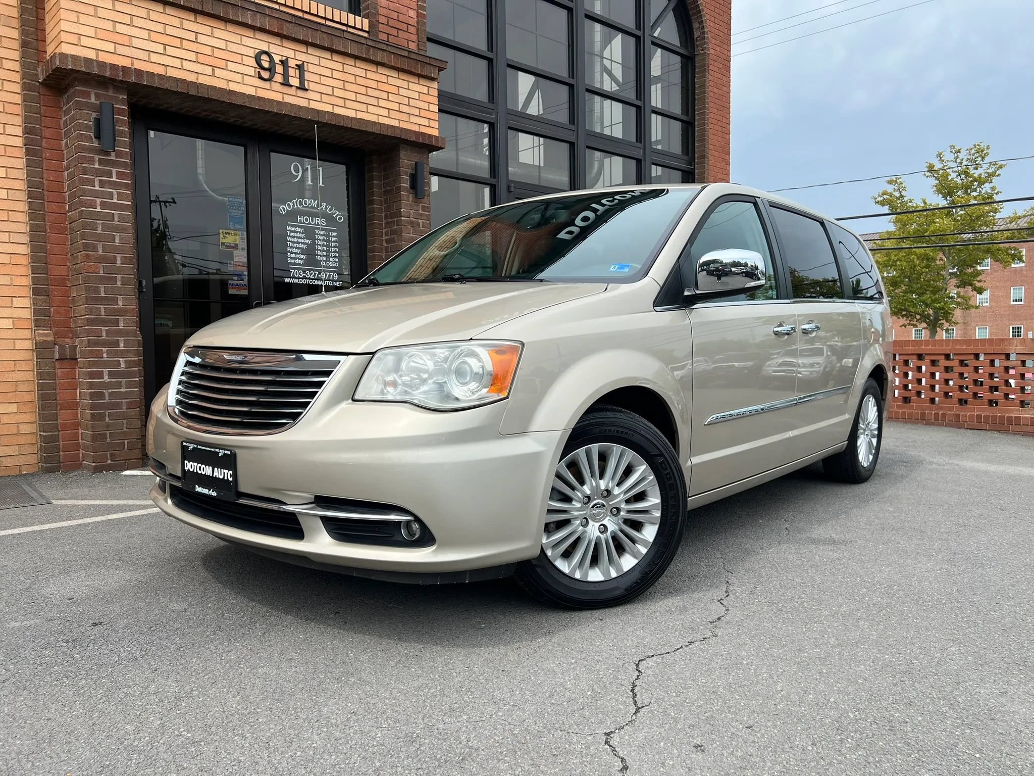 Used 2014 Chrysler Town & Country Limited w/ Luxury Group FWD image 1