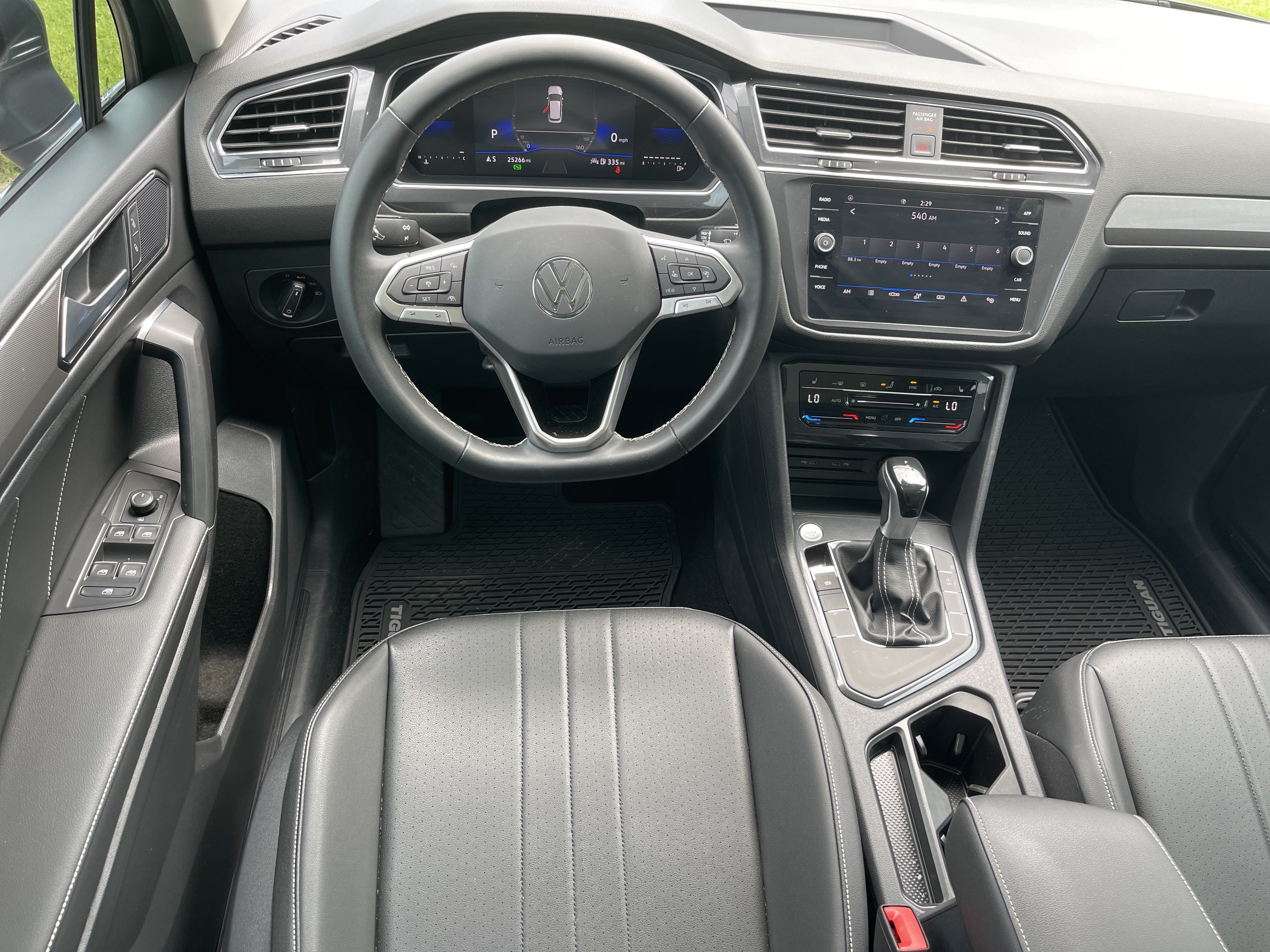 Used 2023 Volkswagen Tiguan SE w/ Panoramic Sunroof Package FWD image 7