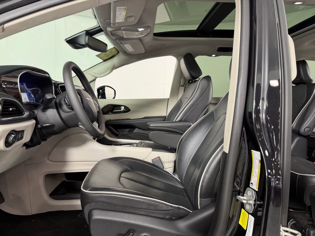 Used 2023 Chrysler Pacifica Limited image 16