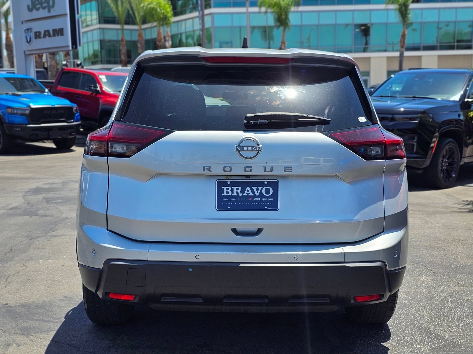 Used 2024 Nissan Rogue S FWD image 6