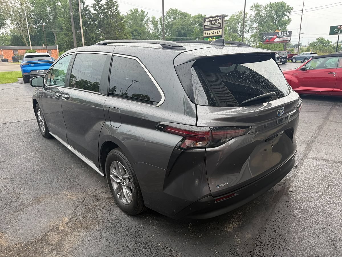 Used 2025 Toyota Sienna XLE FWD image 3