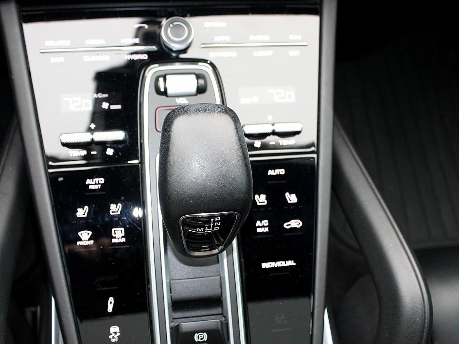 Used 2020 Porsche Cayenne Turbo S image 11