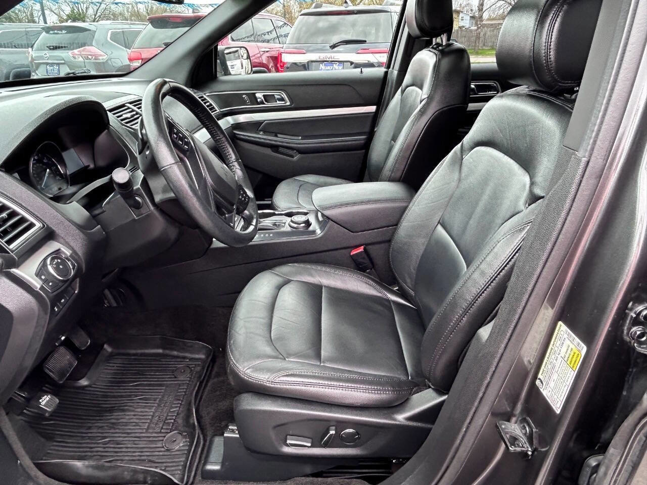 Used 2017 Ford Explorer XLT w/ Equipment Group 202A AWD/4WD image 17