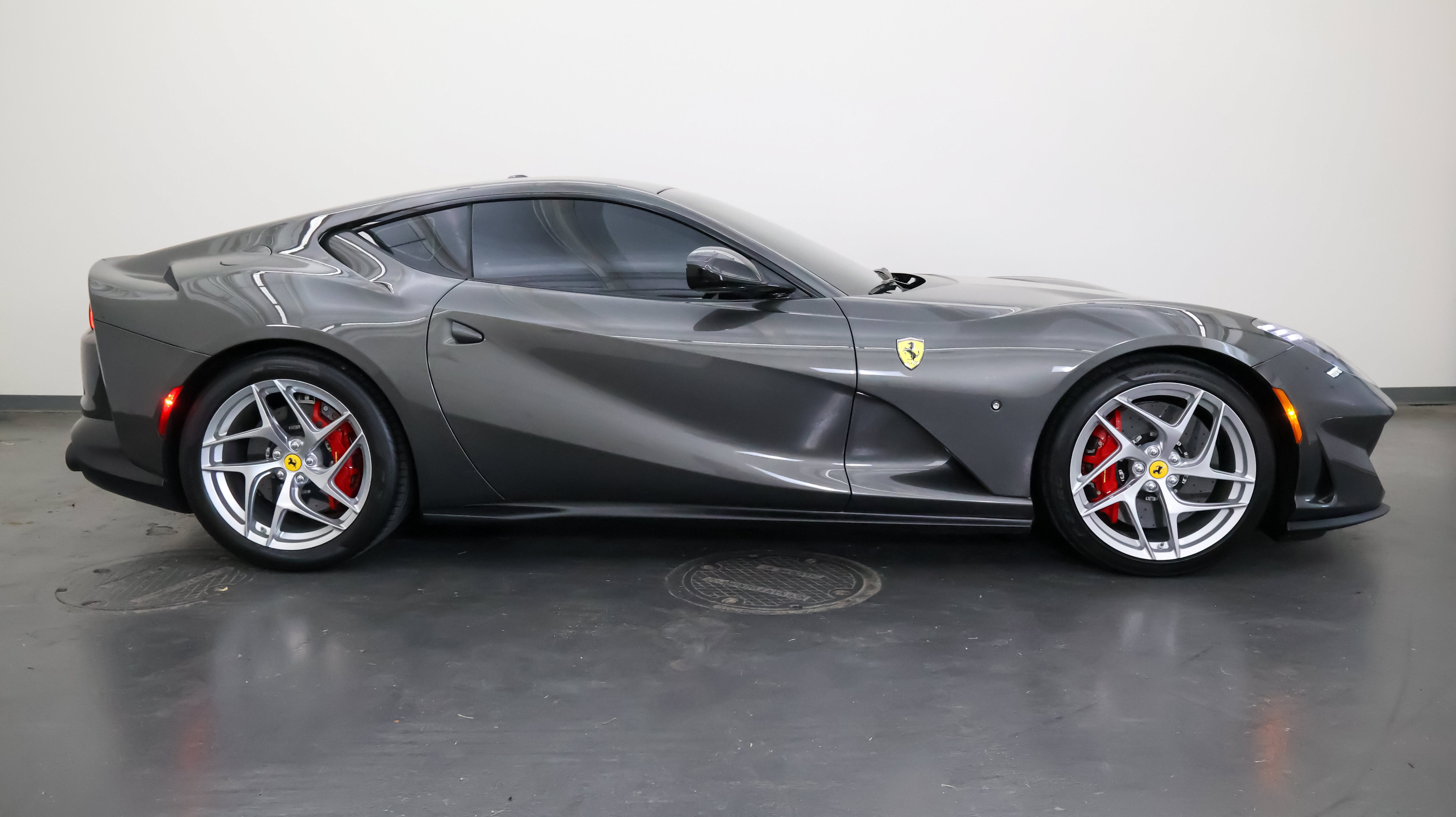 Used 2019 Ferrari 812 Superfast RWD image 2