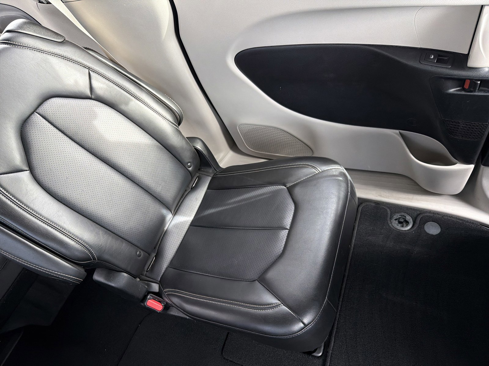 Used 2024 Chrysler Pacifica Touring-L image 14