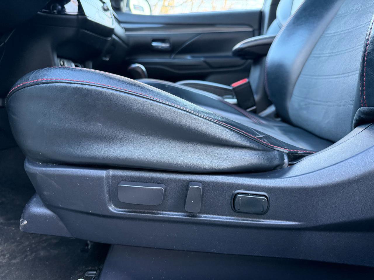 Used 2020 Mitsubishi Outlander LE FWD image 25