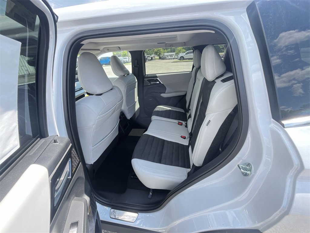 New 2025 Mitsubishi Outlander SE image 23