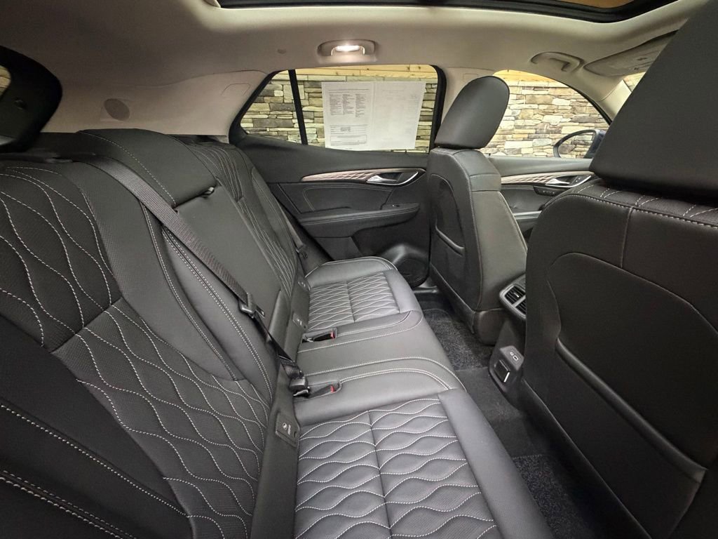 Used 2023 Buick Envision Avenir image 29