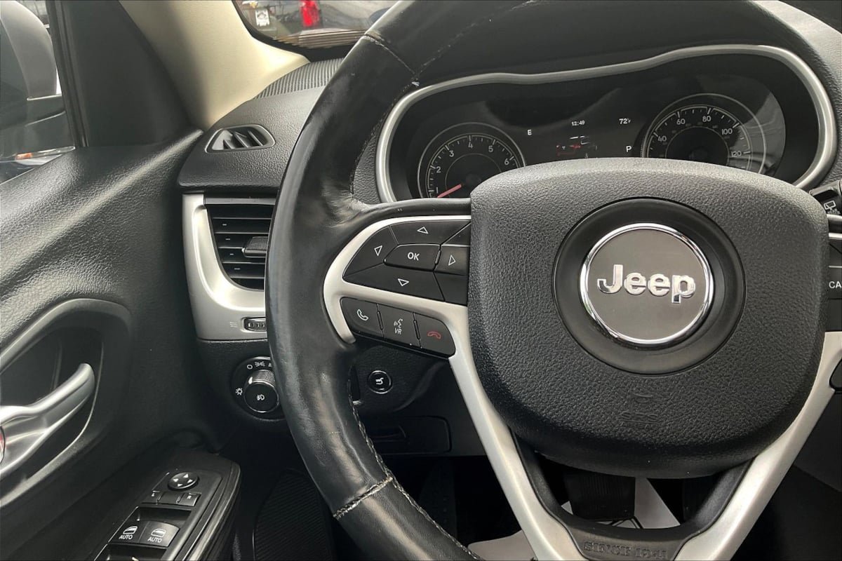 Used 2014 Jeep Cherokee Trailhawk w/ Comfort/Convenience Group AWD/4WD image 11