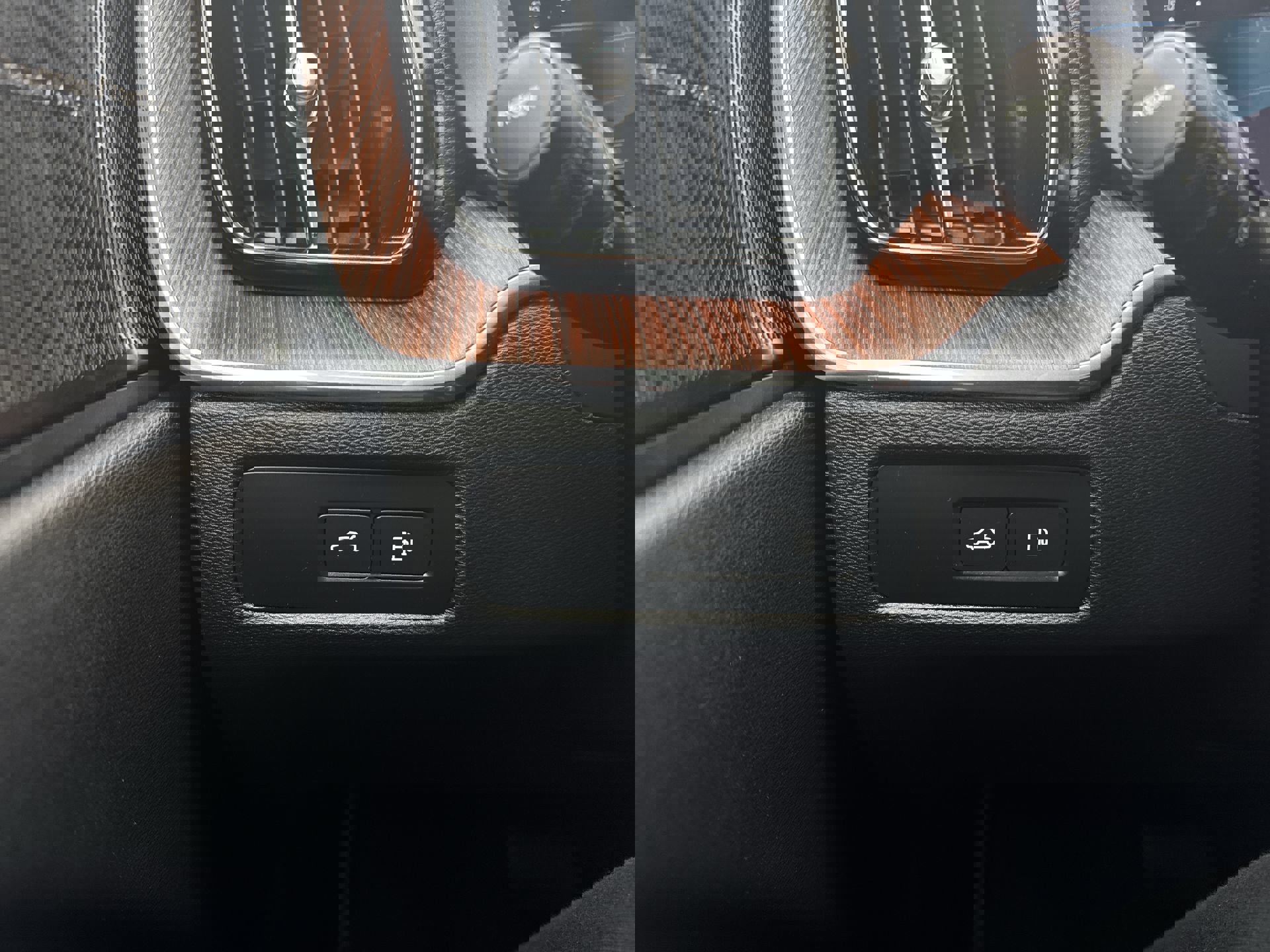 Used 2024 Volvo XC60 T8 Plus w/ Climate Package image 18