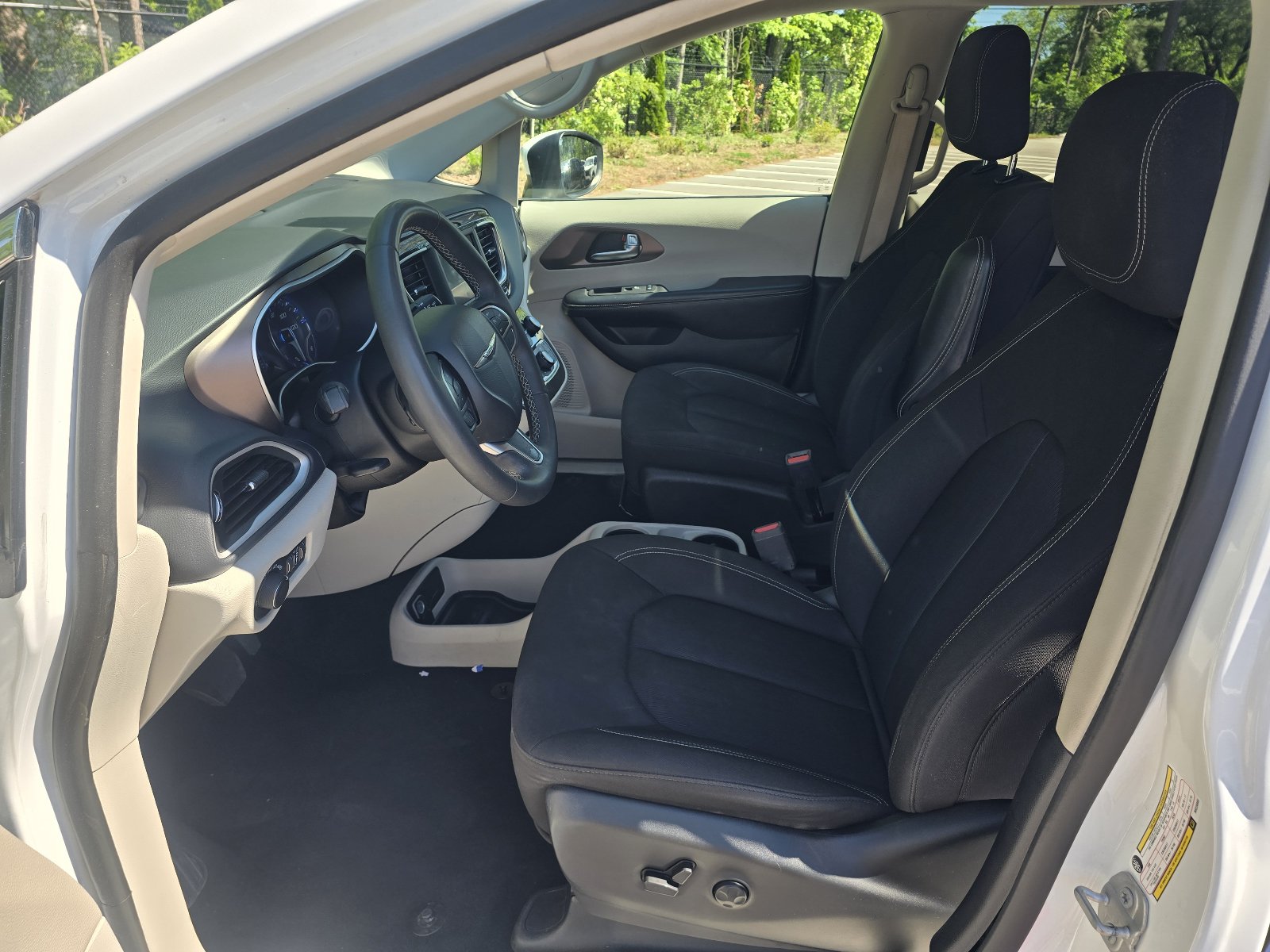 Used 2022 Chrysler Voyager LX FWD image 13
