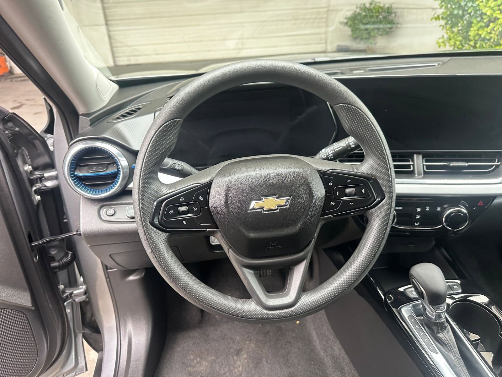 Used 2025 Chevrolet Trax LT image 29