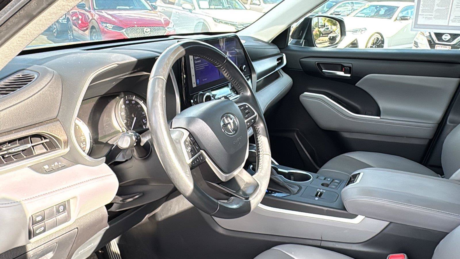 Used 2023 Toyota Highlander XLE FWD image 20