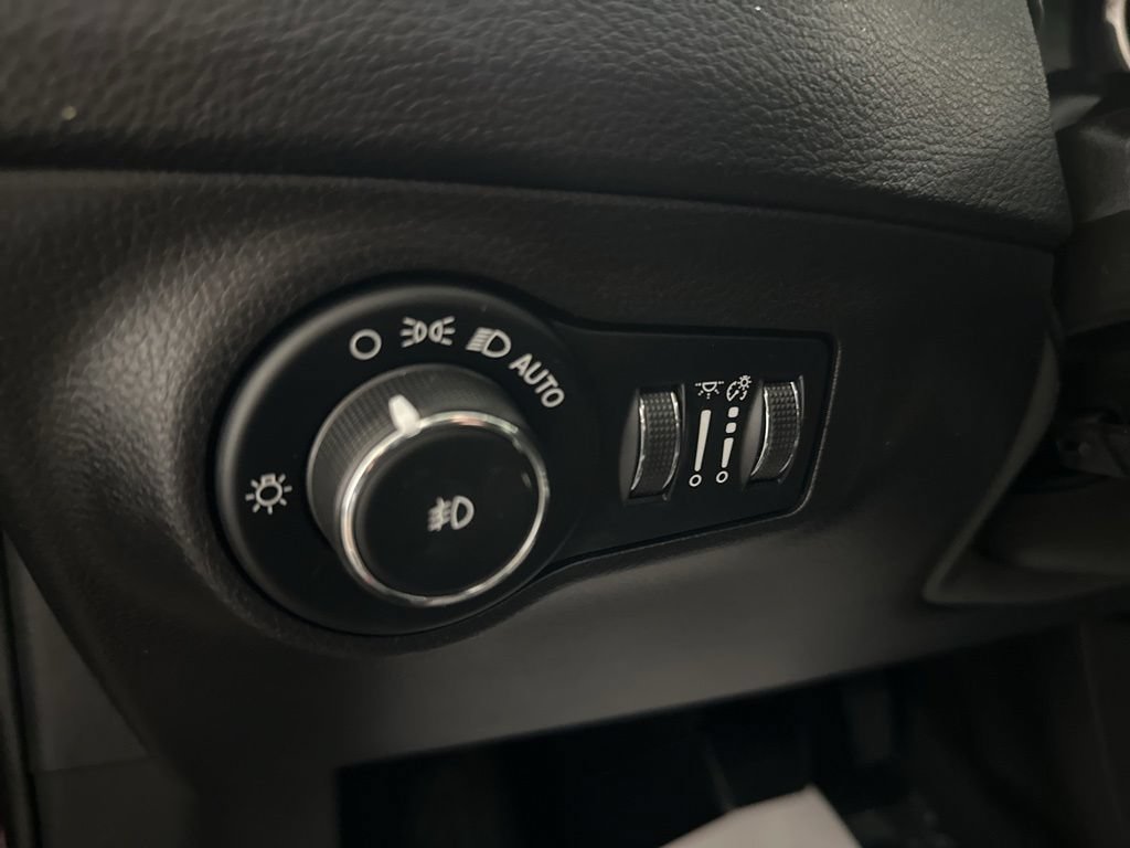 Used 2020 Jeep Compass Latitude FWD image 14