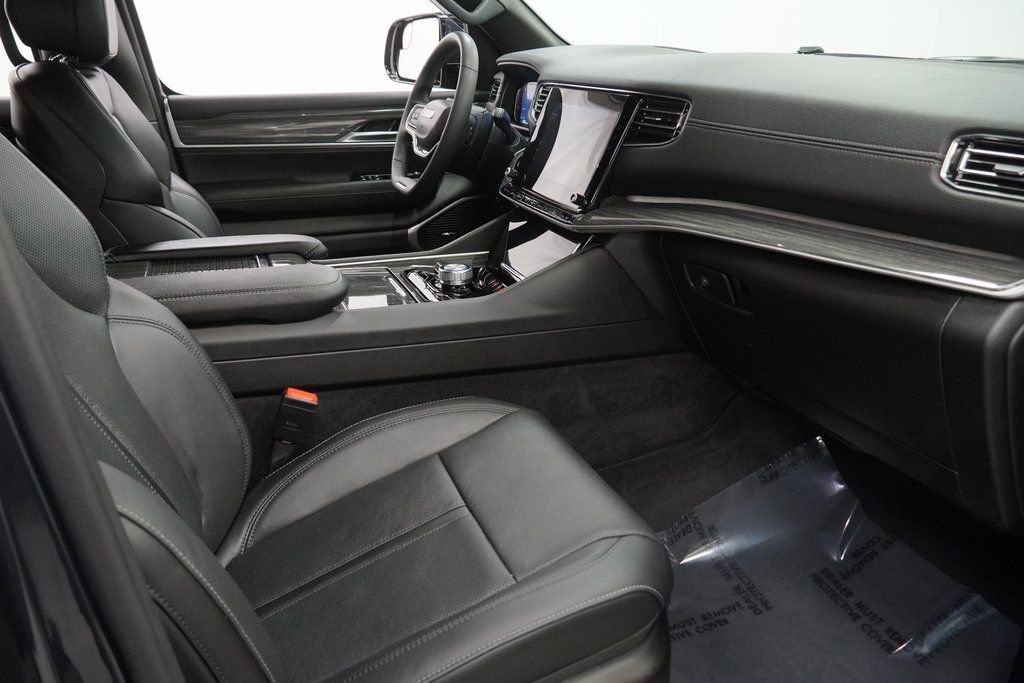 Certified 2022 Jeep Wagoneer Series III w/ Flexible Seating Group image 45