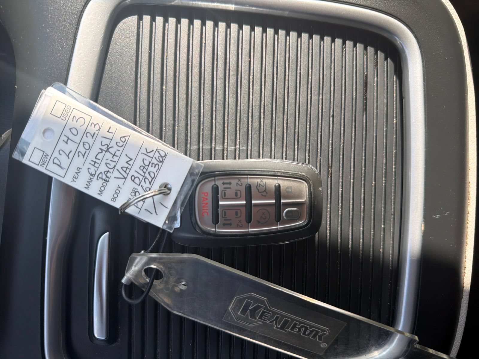 Used 2023 Chrysler Pacifica Touring-L FWD image 29