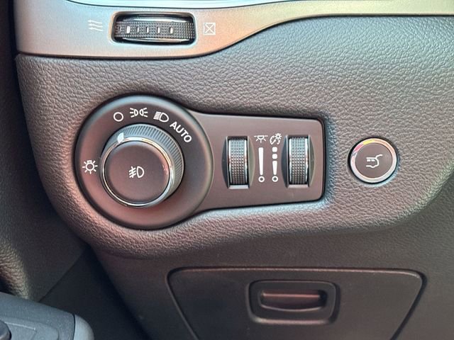 Used 2019 Jeep Cherokee Limited image 32