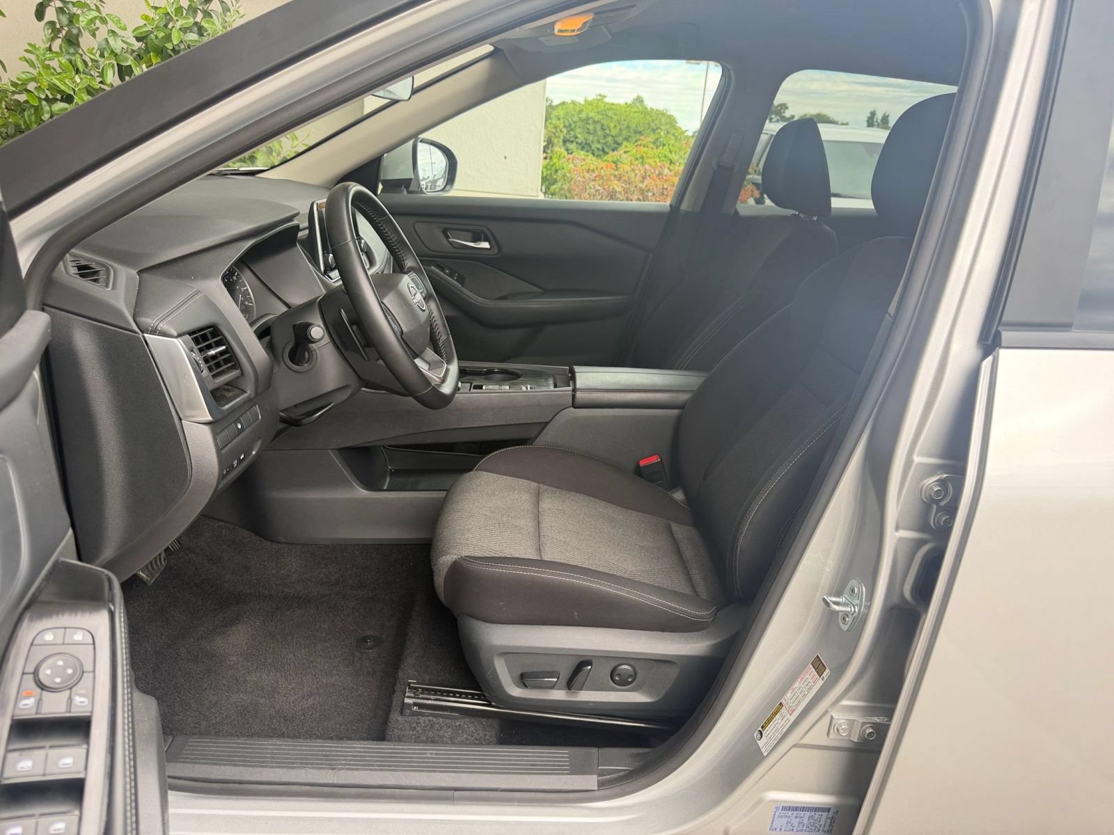 Used 2025 Nissan Rogue SV FWD image 29
