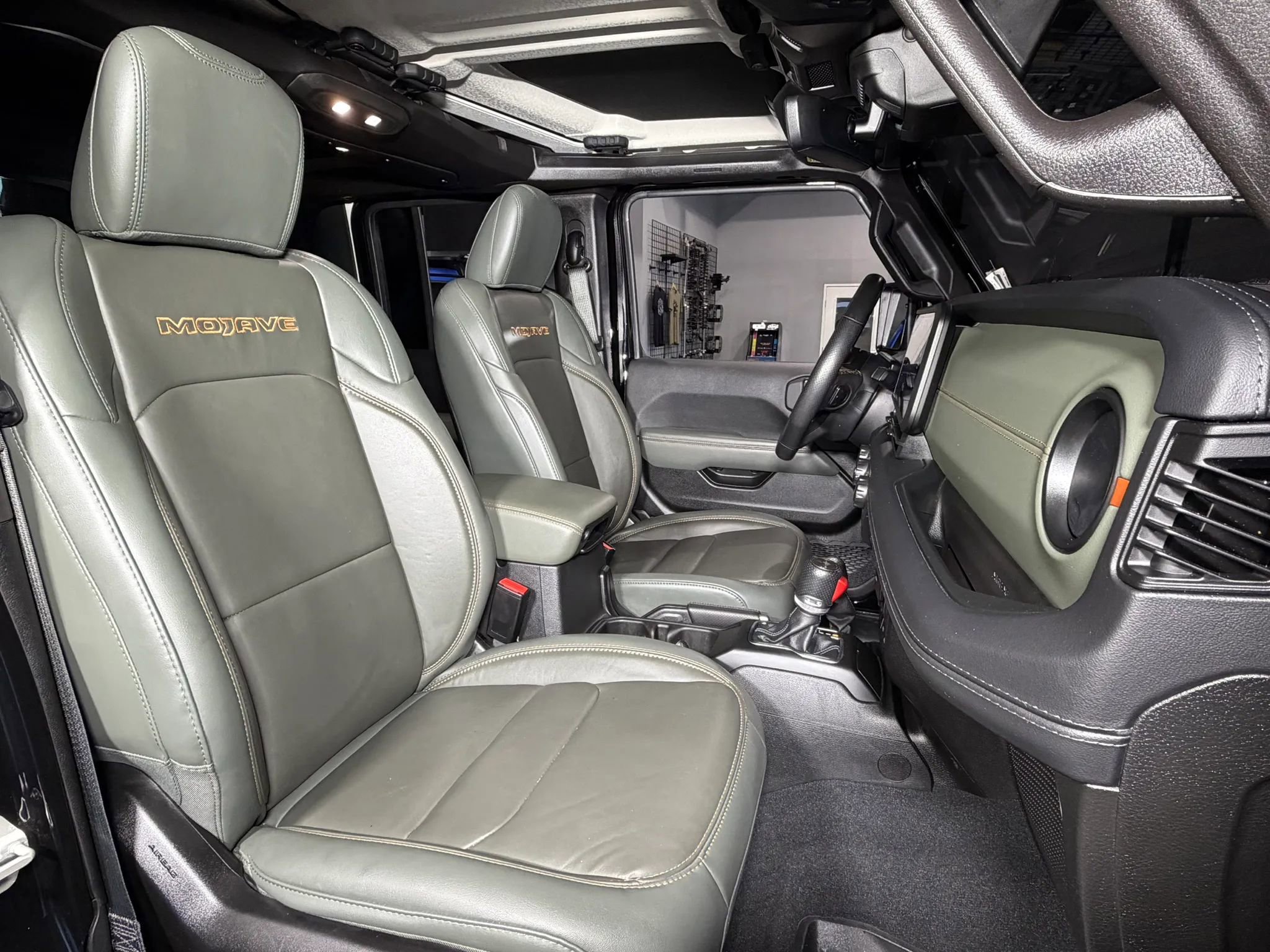 Used 2024 Jeep Gladiator Mojave AWD/4WD image 21