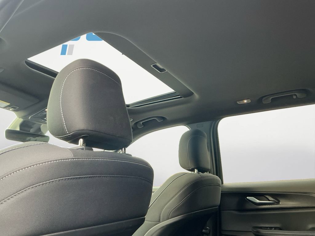 Used 2025 Jeep Grand Cherokee Laredo X w/ Luxury Tech Group I image 19