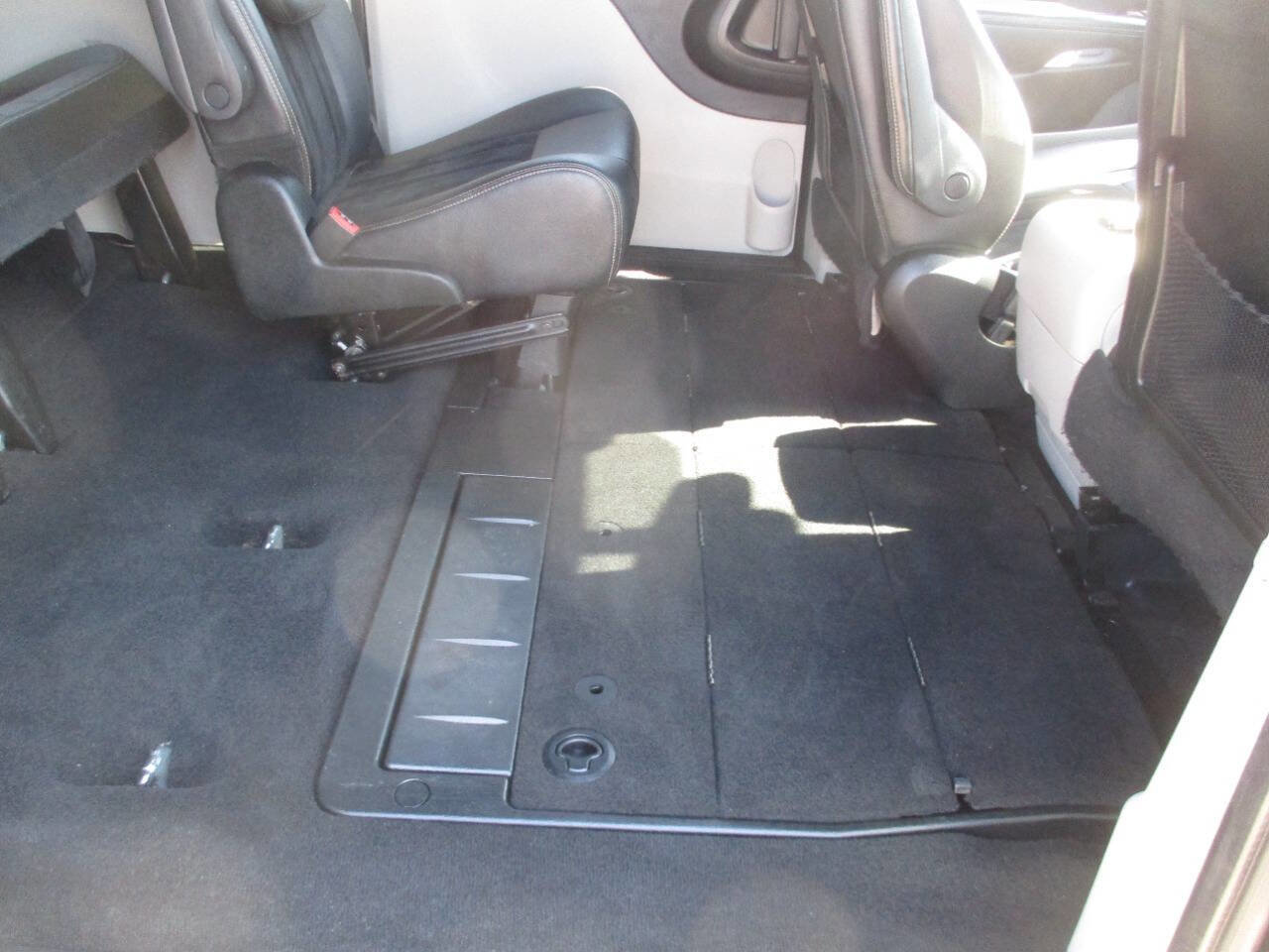 Used 2018 Dodge Grand Caravan SXT image 38