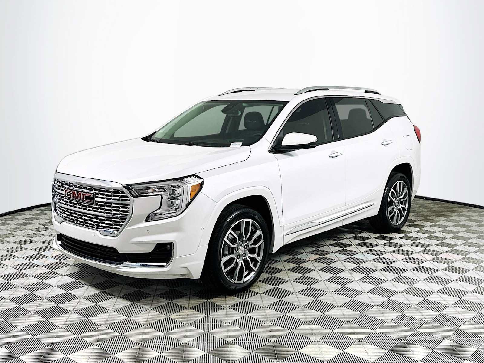 Used 2024 GMC Terrain Denali w/ Denali Premium Package AWD/4WD image 3