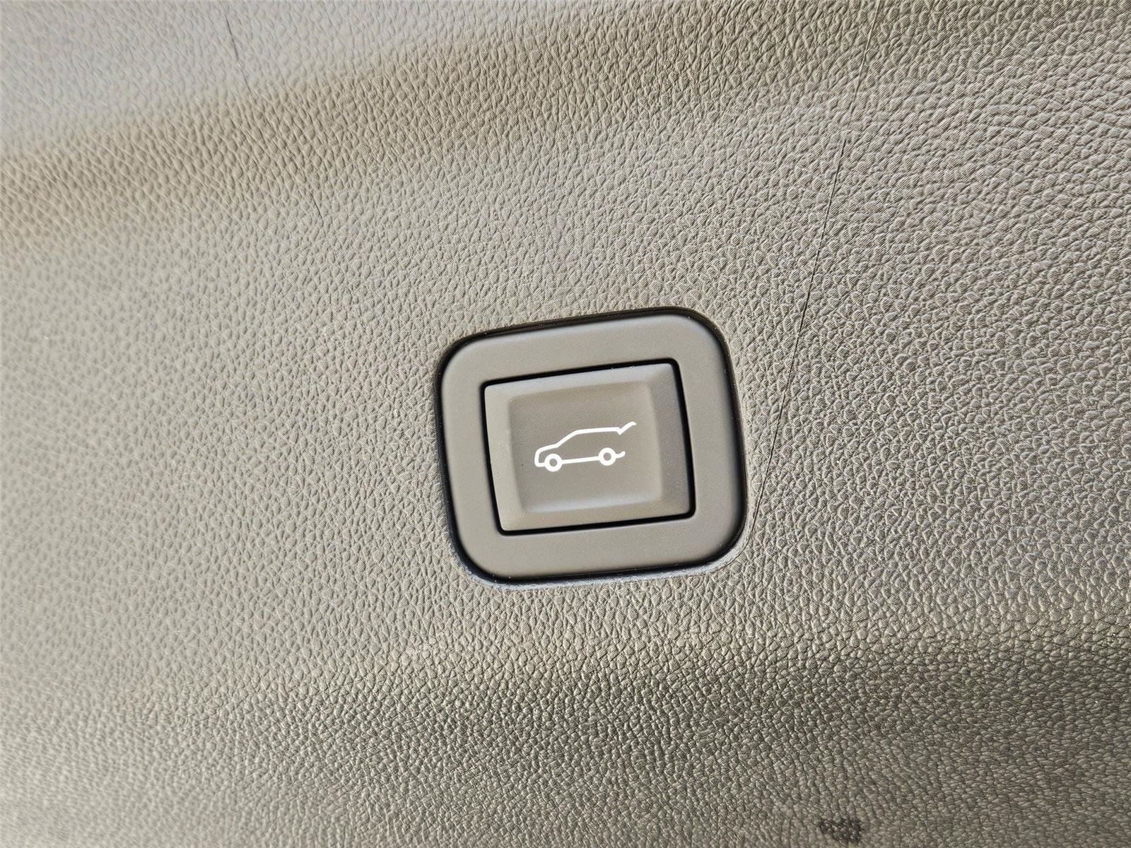 Used 2025 GMC Yukon Denali Ultimate w/ LPO, Floor Liner Package AWD/4WD image 29