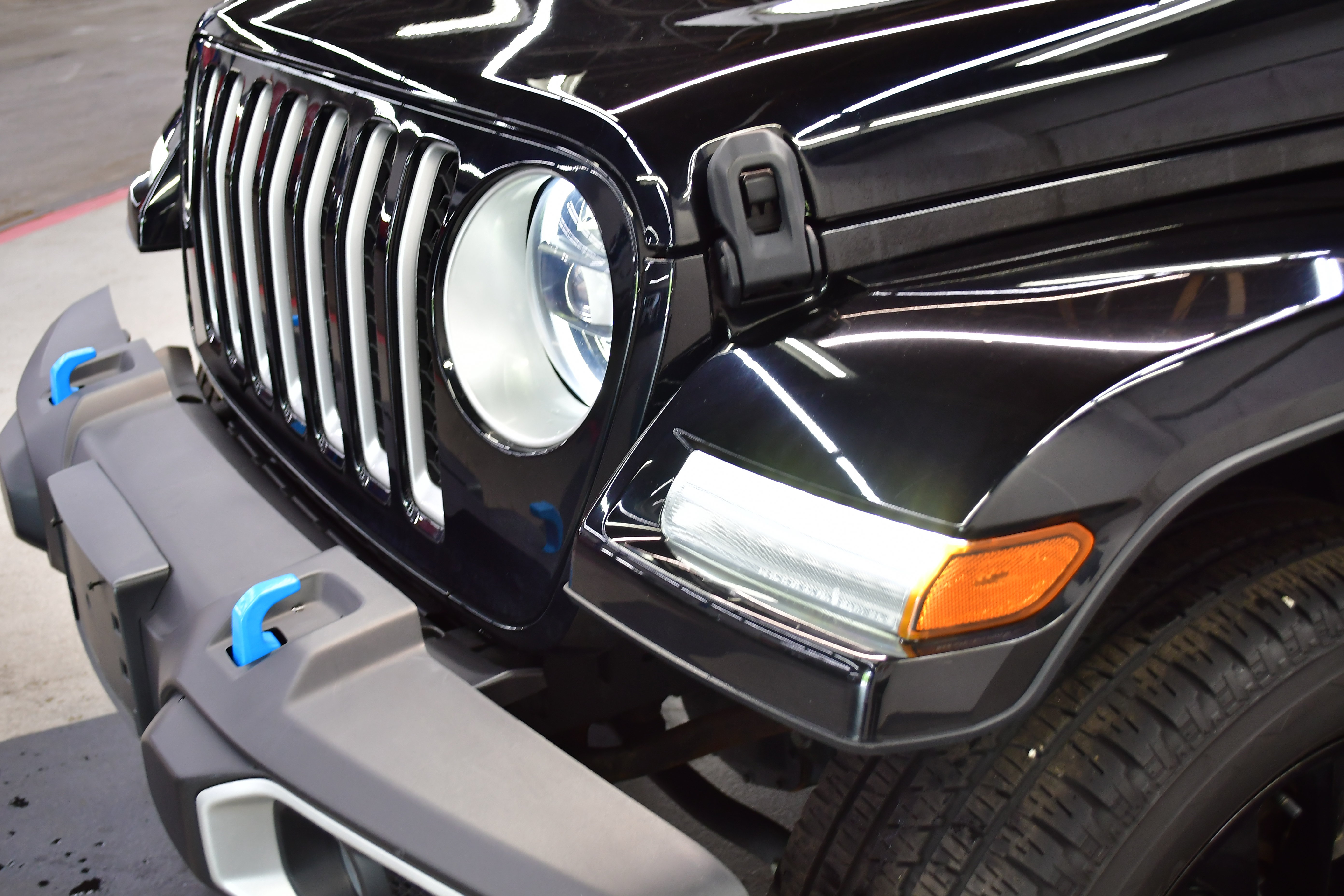 Used 2023 Jeep Wrangler Unlimited Sahara w/ Cold Weather Group AWD/4WD image 31