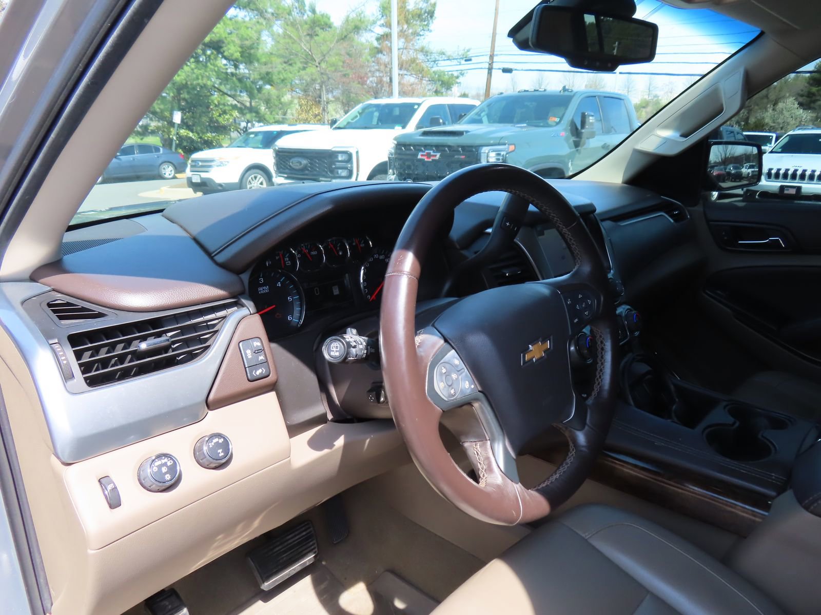 Used 2017 Chevrolet Suburban LT w/ Luxury Package image 16