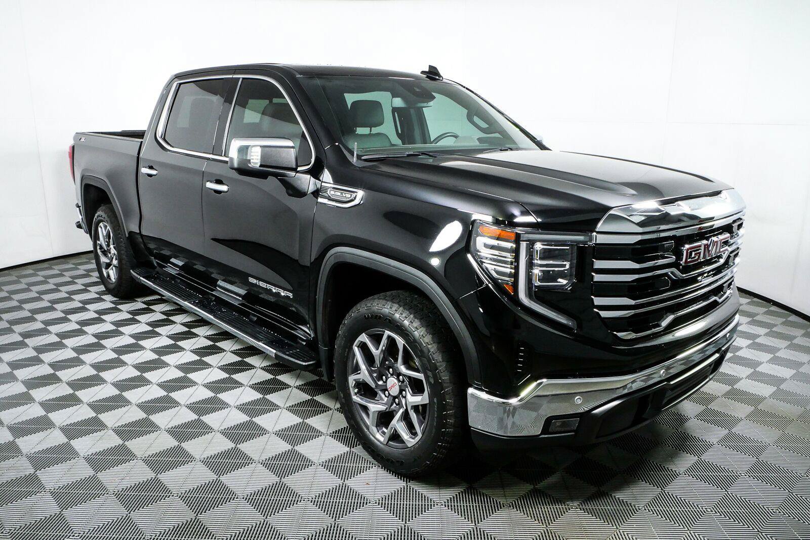 Used 2024 GMC Sierra 1500 SLT w/ SLT Premium Plus Package AWD/4WD image 1