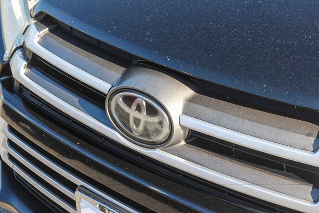 Used 2018 Toyota Highlander XLE w/ Carpet Mat Package (TMS) FWD image 14